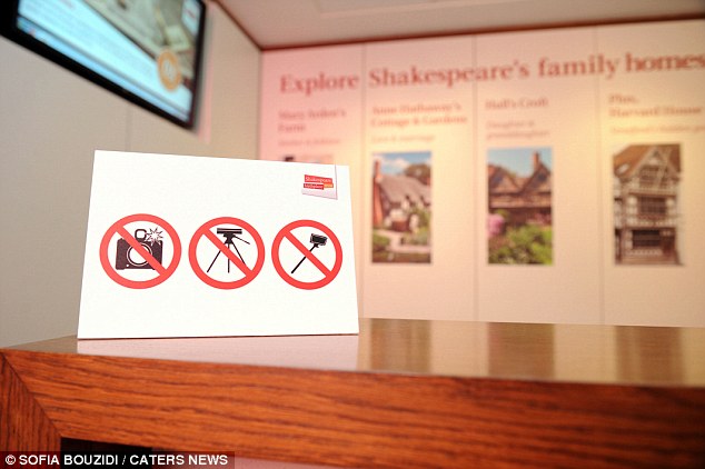 Это же БАРД! В месте рождения Шекспира, городе Стратфорде на Эйвоне, туристам запретили использовать палки для селфи из-за возможных повреждений