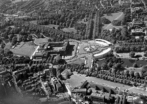 Вид Букингемского дворца с птичьего полета, примерно 1950 год.